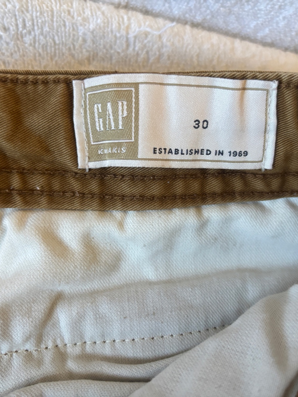 GAP men size 30 Tan Cargo Shorts with Utility Pockets - Picture 2 of 4